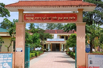 Nữ phó hiệu trưởng bị 