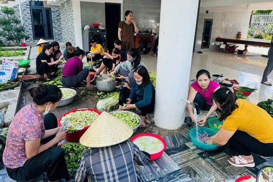 Cùng nhau nấu cơm, gói bánh cứu trợ bà con vùng lũ Nghệ An