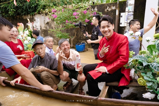 Hàng xóm làm thuyền hoa 'thần tốc' giúp nhà trai vượt ngập rước dâu ở Thanh Hóa