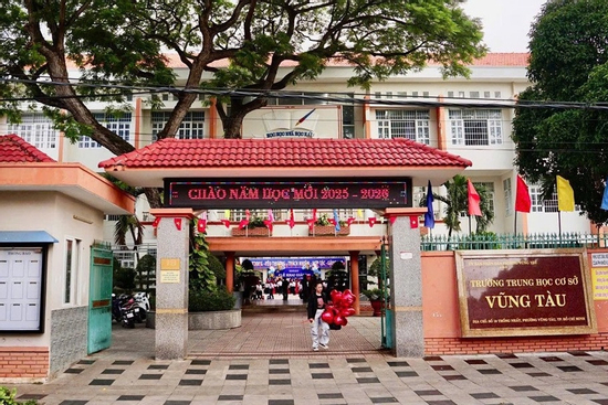 Nổ lớn kèm chập điện trong giờ học, 1.400 học sinh phải sơ tán khẩn cấp