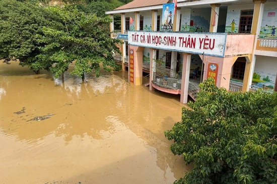 Trường học ở Nghệ An hoang tàn sau bão, thầy cô bơi thuyền đến trường