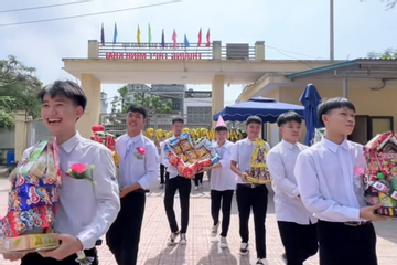 Dàn nam sinh 'bê tráp' tặng quà ngày 20/10 cho cô giáo và các bạn nữ gây 'sốt'