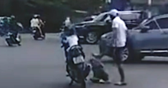 Bé trai bị đánh giữa đường ở Hà Nội