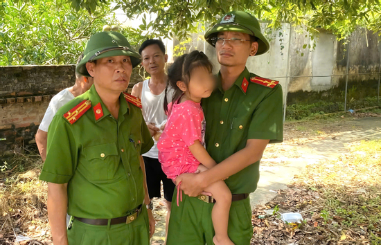 Giải cứu an toàn bé gái 4 tuổi bị bố đẻ treo lên trần nhà ở Bắc Ninh