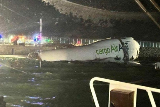 Máy bay trượt khỏi đường băng lao xuống biển ở Hong Kong