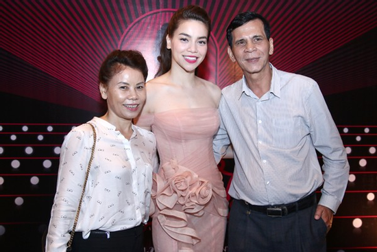 Mẹ ca sĩ Hồ Ngọc Hà: U70 trẻ trung, viên mãn bên chồng cựu sỹ quan lai Pháp