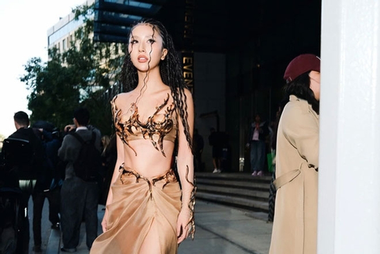 Quỳnh Anh Shyn tỏa sáng với gu thời trang độc đáo tại Victoria's Secret Fashion Show 2025