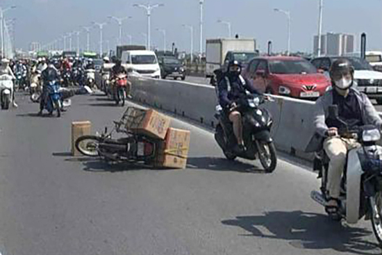 Tài xế nghi nhảy cầu Vĩnh Tuy sau tai nạn, hàng chục cảnh sát tìm kiếm