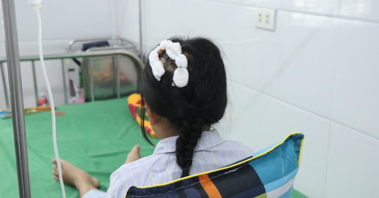 Tình trạng sức khỏe của bé gái lớp 5 bị bố dượng dùng búa đánh vào đầu