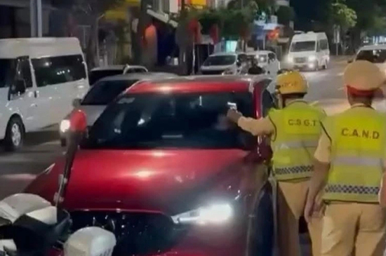 Danh tính nữ ca sĩ không bằng lái, hút 'bóng cười' trước mặt CSGT