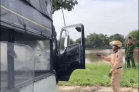 Nghẹt thở vây bắt kẻ 'ngáo đá' lái xe tải lạng lách, cầm dao chống trả công an