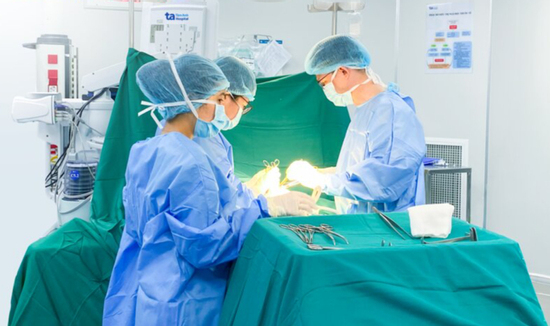 Người phụ nữ bị rò rỉ, vỡ túi ngực sau 14 năm nâng ngực: Túi ngực có thời hạn được bao lâu?