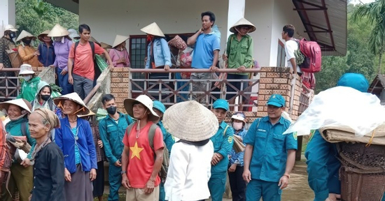 Núi nứt toác nguy hiểm trước bão số 12, sơ tán khẩn cấp 216 người