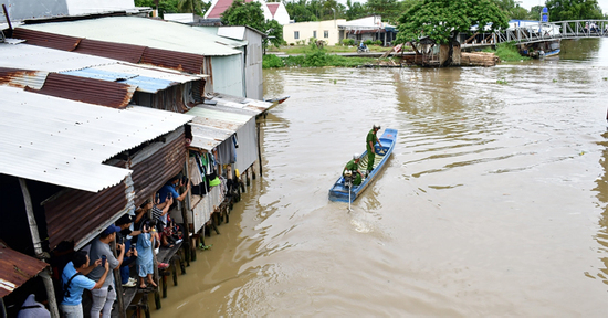 Tìm thấy thi thể bé 4 tháng tuổi, nghi rơi xuống kênh khi ngủ cùng gia đình