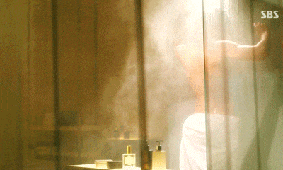 Từ cảnh tắm viral của Doãn Quốc Đam, hãy nhìn sang phim Hàn