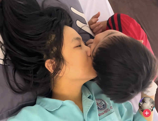 Xúc động nụ hôn người mẹ trẻ trao con trai trước khi hôn mê sâu