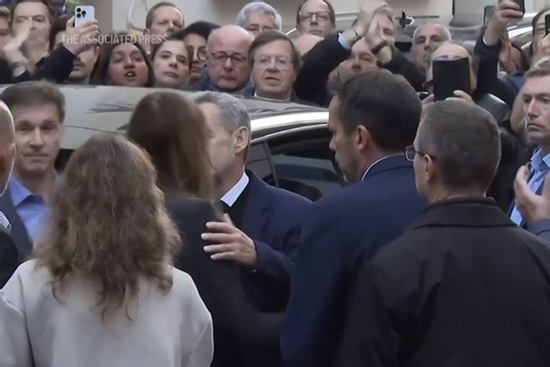 Cựu Tổng thống Pháp Nicolas Sarkozy hôn vợ trước khi vào tù