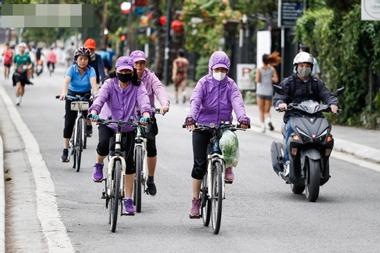 Người Hà Nội xuýt xoa đón gió lạnh đầu mùa