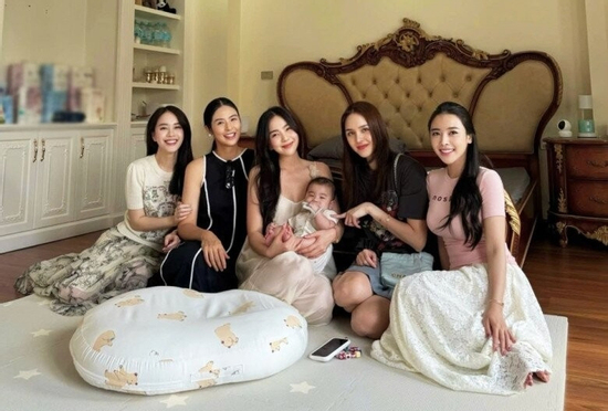 Hoa hậu Ngọc Hân về thăm MC Mai Ngọc, hé lộ không gian sống đẳng cấp của gia đình chồng nữ MC