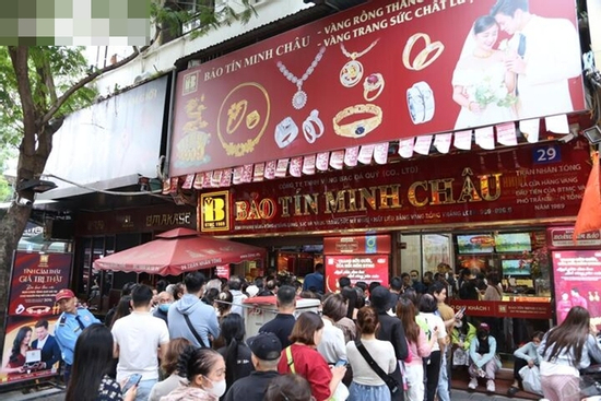 Khách vội bán vàng khi giá giảm kỷ lục, 'cò' lập tức thu mua sạch