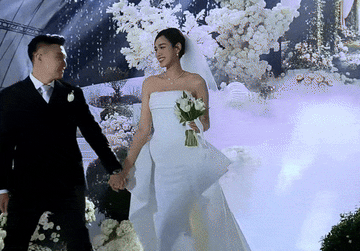 Chồng Đỗ Thị Hà bị soi đi giày độn, tránh 'lệch pha' với vợ 1m77 trong đám cưới