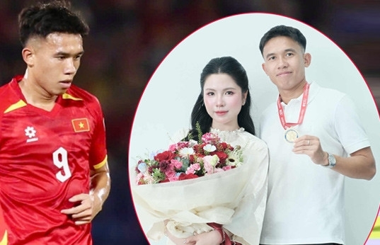 Chuyện tình năm 17 tuổi của ‘cô chủ tiệm vàng’ và tiền vệ tuyển Việt Nam