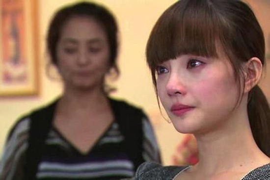 Con dâu chê con trai tôi nghèo, nhưng một năm sau ly hôn, nó quỳ trước cửa nhà tôi cầu xin quay lại