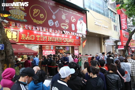 Lo giá vàng giảm nữa, nhiều người tiếp tục mang đi bán