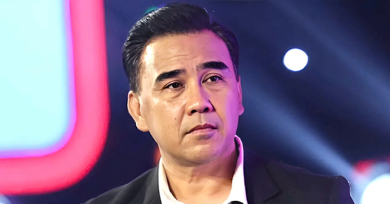 MC Quyền Linh phản ứng khi bị chê 1 màu, dẫn chương trình lặp lại