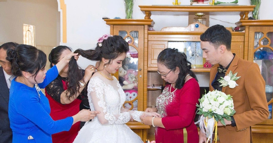 Mẹ kế đi mót lúa nuôi 2 con chồng khôn lớn và cái kết khiến ai cũng rưng rưng