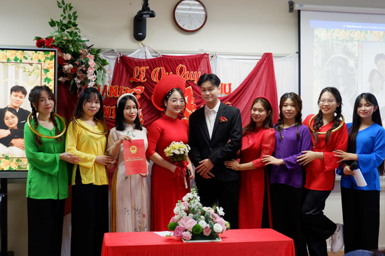 Sinh viên mở 'lễ đường' ngay lớp học, chi 10 triệu tái hiện đám cưới miền Tây