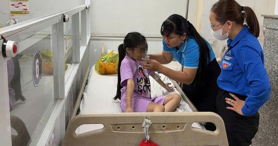 Bé gái ở TP HCM bị mẹ 25 tuổi và người tình 19 tuổi bạo hành: Tiến hành giám định thương tích