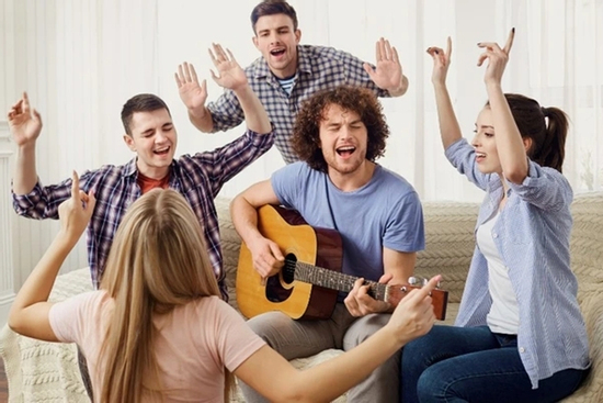 Cung hoàng đạo đi đến đâu cũng tỏa sáng như ánh mặt trời khiến ai cũng muốn lại gần