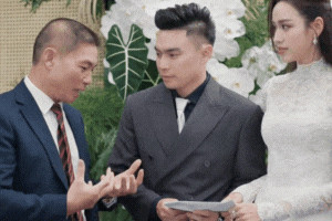 Hé lộ hình ảnh chiếc phong bì 'dày cộm' Đỗ Thị Hà được bố chồng tặng trong đám cưới