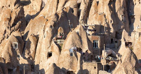 Ngôi làng kỳ lạ với vẻ ngoài như tổ ong