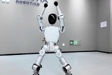 Trung Quốc ra mắt robot hình người giá 36 triệu đồng