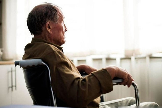 Cha 91 tuổi, tôi nghỉ việc về chăm rồi phải bật khóc đưa ông vào viện dưỡng lão