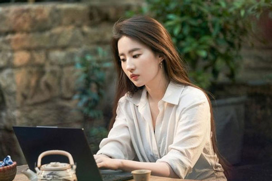 Được sếp khen vài câu, tôi trở thành cái gai trong mắt đồng nghiệp nữ