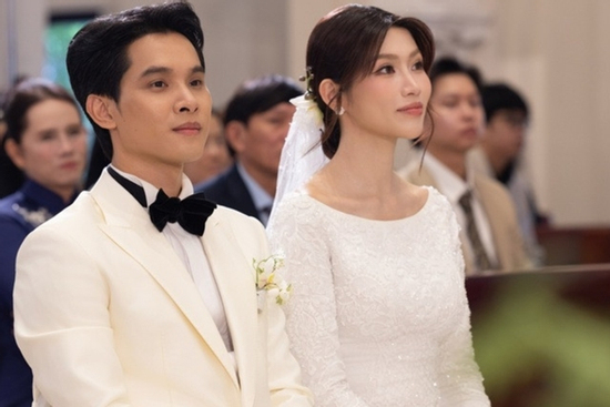 Hé lộ ảnh hôn lễ ở nhà thờ của người đẹp nổi tiếng Vbiz và đại gia ngành khách sạn