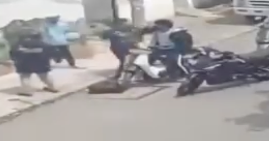 Lan truyền clip 2 nam sinh bị một thanh niên đánh tới tấp ở Thủ Đức