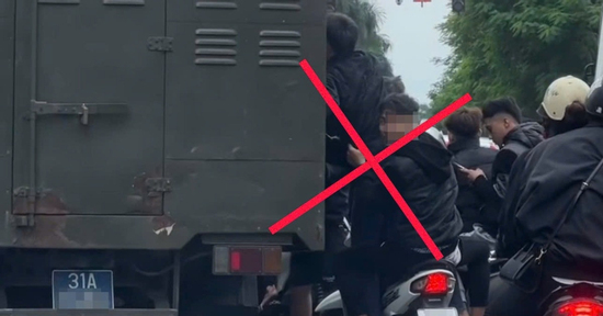 Lí do nhóm thanh niên 'đầu trần' đi mô tô bám theo xe chở phạm nhân ở Hà Nội