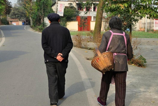 Cha mẹ khuất núi, anh chị em mới lộ mặt thật: Kẻ tranh tiền, người chối nghĩa