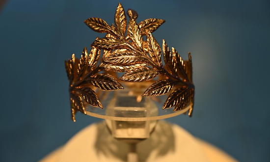 Choáng ngợp vòng nguyệt quế mạ vàng dành cho tân Quán quân Olympia 2025