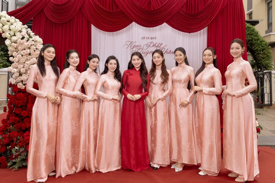 Dàn phù dâu 'cực chất' trong lễ vu quy của Á hậu Chế Nguyễn Quỳnh Châu