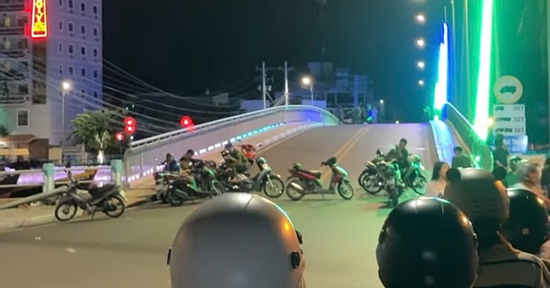 Hai anh em ruột bị đâm gục trên cầu trong đêm