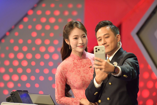 Khánh Vy duyên dáng sánh đôi MC Ngọc Huy trong chung kết Olympia 25