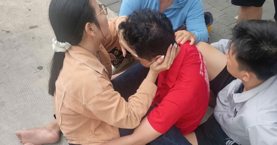 Kịp thời cứu thanh niên có ý định nhảy xuống sông Sài Gòn tự tử