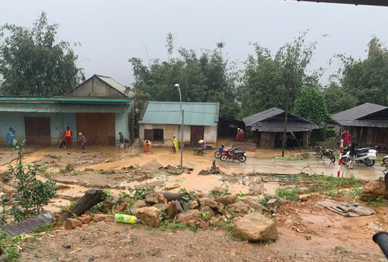 1.500 người dân ở xã miền núi của Quảng Ngãi bị cô lập do sạt lở