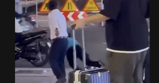 Clip tài xế taxi công nghệ bị đánh tới tấp ở Nha Trang gây xôn xao mạng xã hội