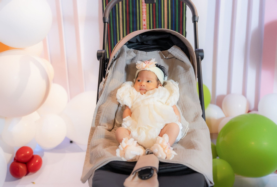 Con gái 1 tháng tuổi đáng yêu của H'Hen Niê, nàng hậu nói một câu khiến fan thích thú